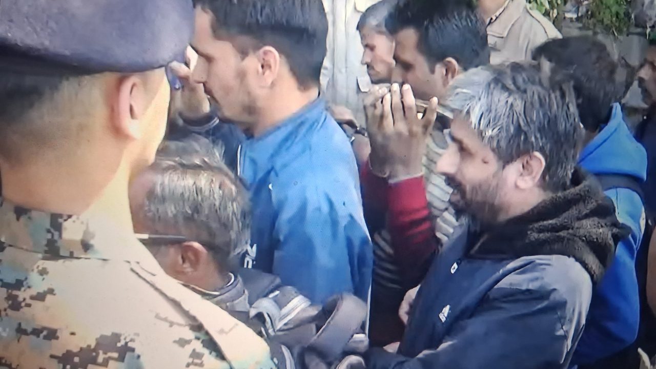 दृष्टिहीन संगठन मुख्यमंत्री आवास का घेराव करने के लिए जाते हुए