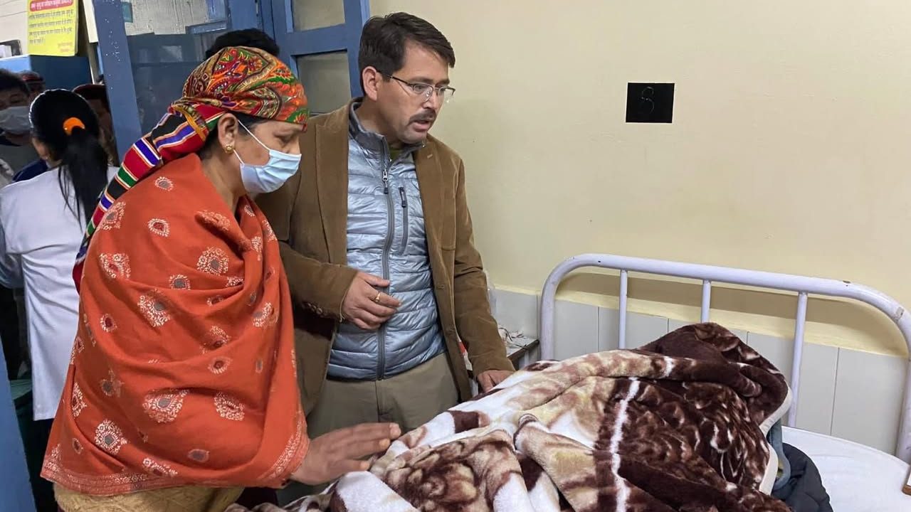 बंजार में 20 पर्यटकों से भरी गाड़ी खाई में गिरी, 3 लोगों की मौके पर मौत