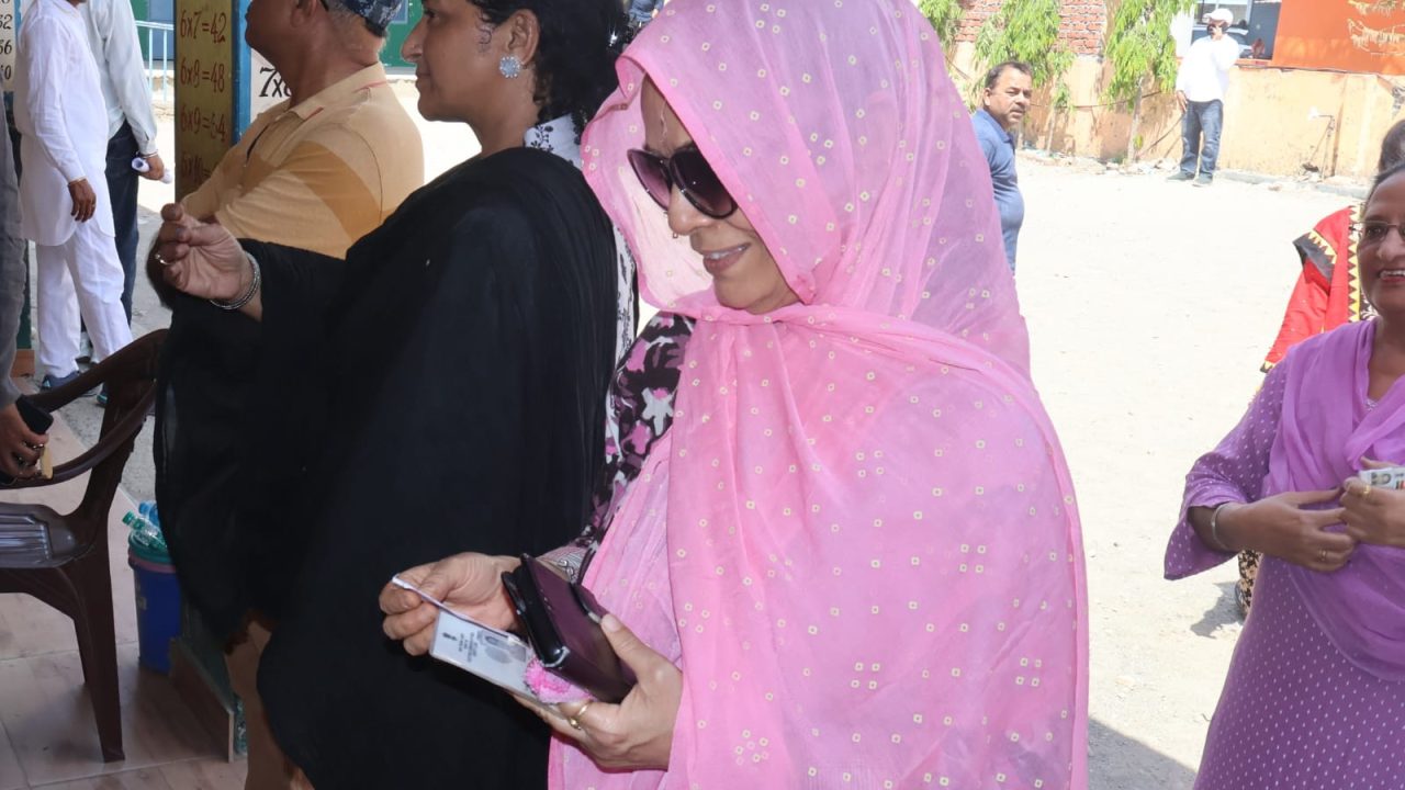 हिमाचल निकाय चुनाव: दोपहर एक बजे तक 49 फीसदी मतदान, शतकवीर बुजुर्गों ने बढ़ाया उत्साह